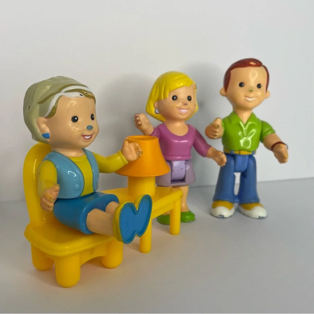 Fisher Price My First Dollhouse Grandma Mom And Dad With Chair and Table Lamp - Picture 2 of 11
